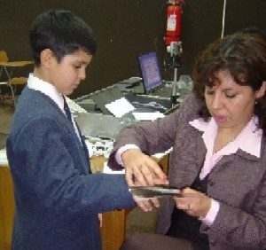 Alumnos obtienen carnet de identidad en el Colegio