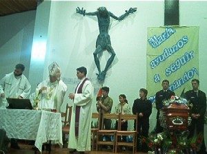 Obispo de Río Gallegos en sepelio del P. Zink