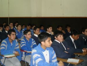 P. Hugo Strahsburger dialoga con los jóvenes del Colegio Salesiano de Valparaíso