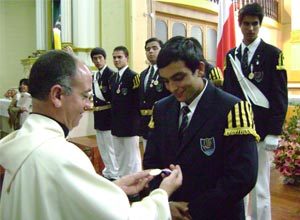 Banda de Honor del Colegio de Iquique recibe a nuevos integrantes y condecora a otros por sus servicios