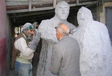 En plena ejecución escultura del sacerdote Alberto de Agostini