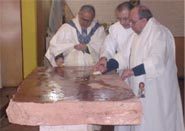 P. Obispo Tomás González consagró altar en parroquia de Santiago