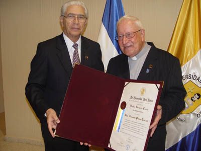 Doctorado “Honoris Causa” al P. Fernando Peraza