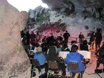 Orquesta Sinfónica Integral de Puerto Natales se presenta en monumento natural de Magallanes