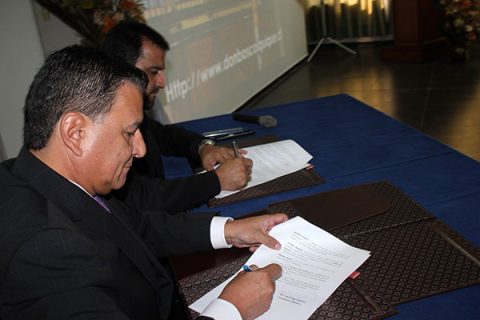 Iquique – Colegio firma convenio con Universidad Arturo Prat