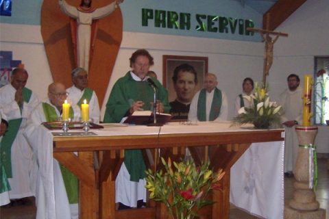 Feligreses de “Nuevo Amanecer” homenajearon al P. Juan Pérez