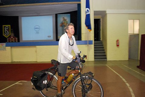 Español que recorre el Mundo en bicicleta dio motivadora charla a los alumnos del COM