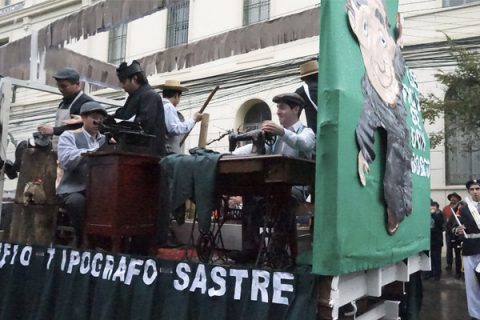 Desfile en la Plaza de Armas de Linares en honor a Don Bosco