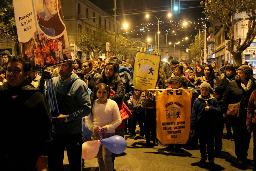 Cientos de personas recorrieron junto a la Virgen las calles de Valparaíso