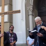 Sacerdote Puga y dirigentes estudiantiles realizaron liturgia en la puerta de la Gratitud Nacional