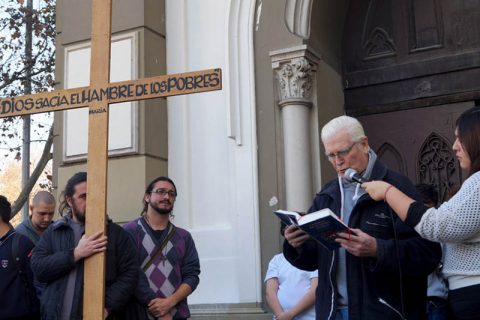 Sacerdote Puga y dirigentes estudiantiles realizaron liturgia en la puerta de la Gratitud Nacional