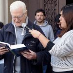 Sacerdote Puga y dirigentes estudiantiles realizaron liturgia en la puerta de la Gratitud Nacional