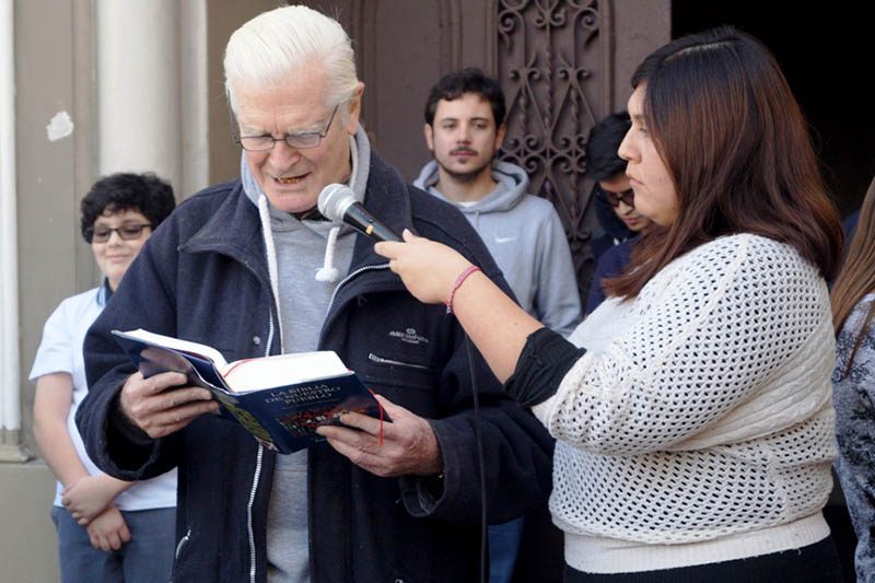 Sacerdote Puga y dirigentes estudiantiles realizaron liturgia en la puerta de la Gratitud Nacional