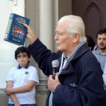 Sacerdote Puga y dirigentes estudiantiles realizaron liturgia en la puerta de la Gratitud Nacional