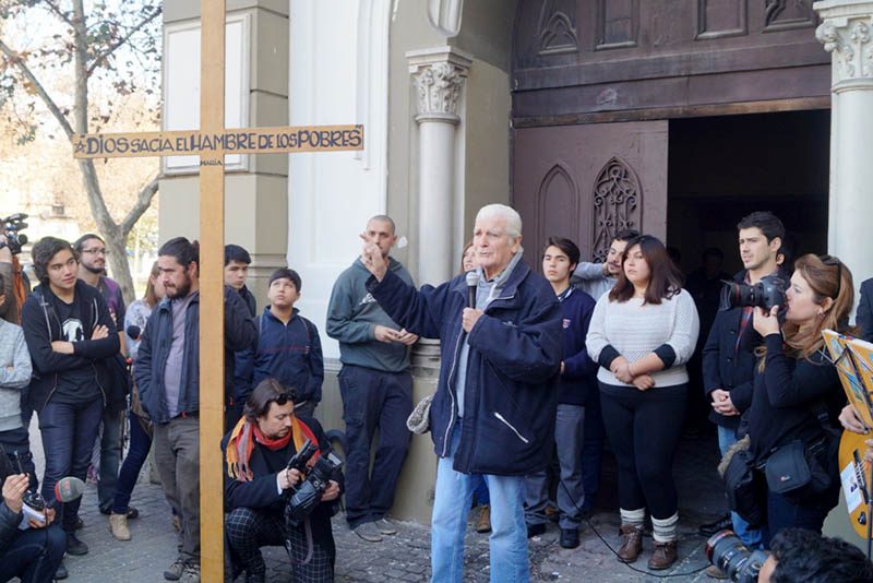 Sacerdote Puga y dirigentes estudiantiles realizaron liturgia en la puerta de la Gratitud Nacional