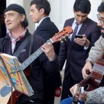 Sacerdote Puga y dirigentes estudiantiles realizaron liturgia en la puerta de la Gratitud Nacional