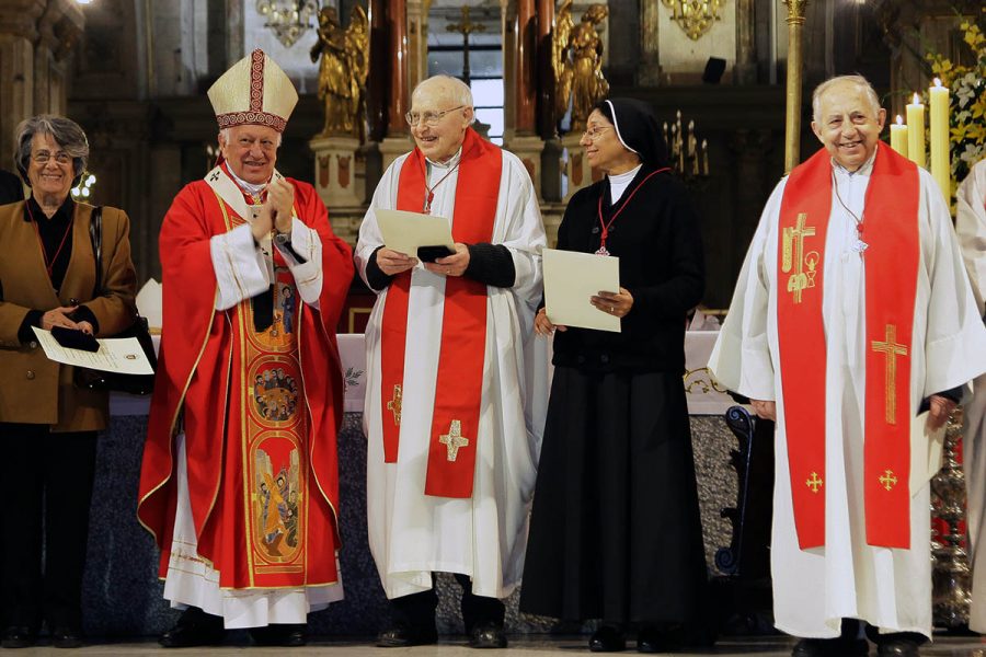 Por su entrega a la Iglesia y a los más necesitados P. Mario Borello y P. José López reciben Cruz del Apóstol Santiago