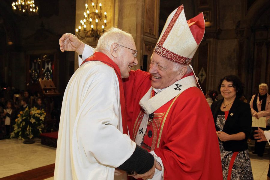 Por su entrega a la Iglesia y a los más necesitados P. Mario Borello y P. José López reciben Cruz del Apóstol Santiago