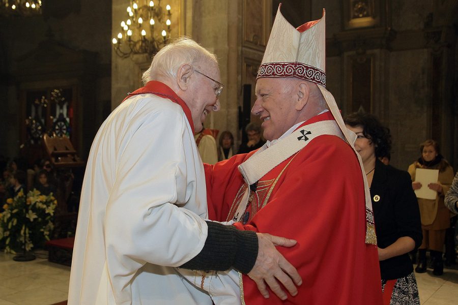 Por su entrega a la Iglesia y a los más necesitados P. Mario Borello y P. José López reciben Cruz del Apóstol Santiago