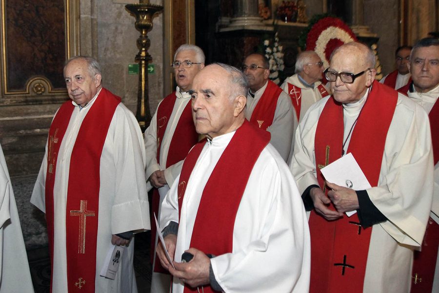 Por su entrega a la Iglesia y a los más necesitados P. Mario Borello y P. José López reciben Cruz del Apóstol Santiago