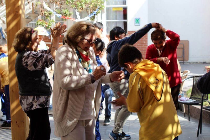 Infancia Misionera Salesiana regaló un grato momento a abuelitos de Iquique