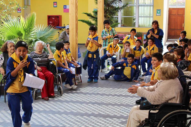 Infancia Misionera Salesiana regaló un grato momento a abuelitos de Iquique