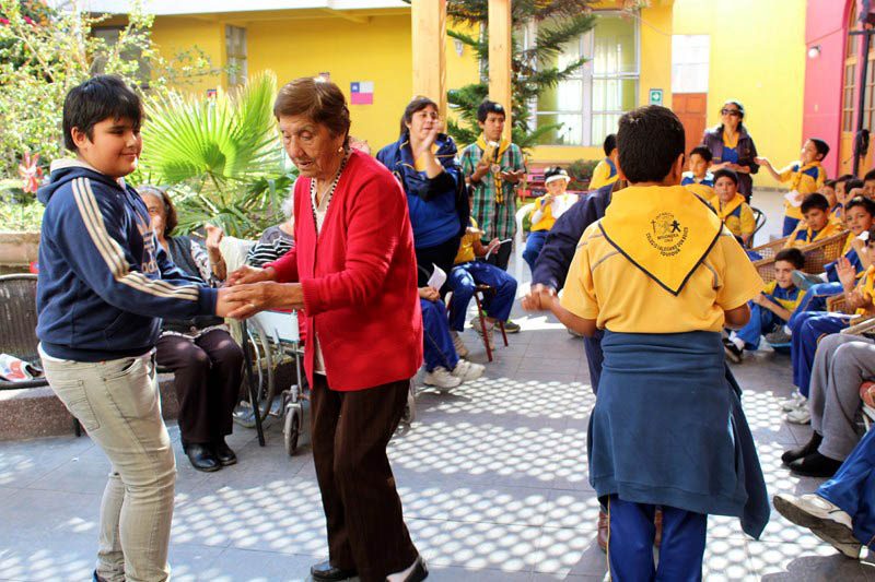 Infancia Misionera Salesiana regaló un grato momento a abuelitos de Iquique