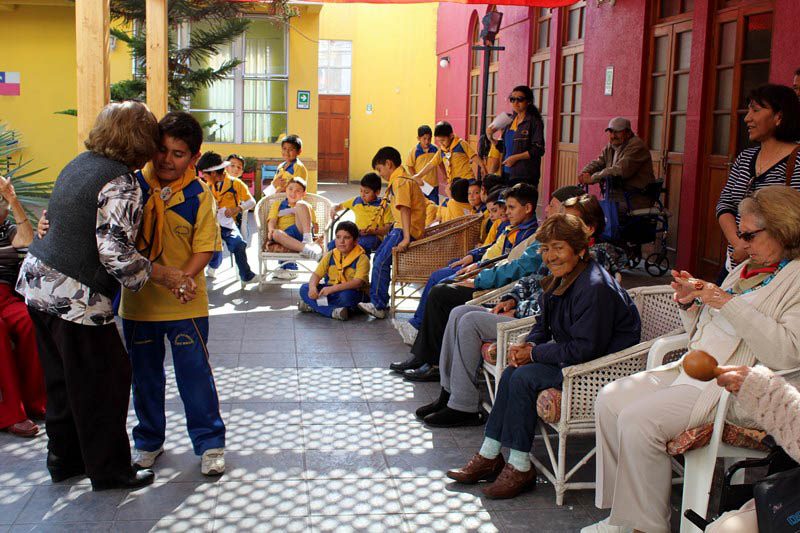 Infancia Misionera Salesiana regaló un grato momento a abuelitos de Iquique