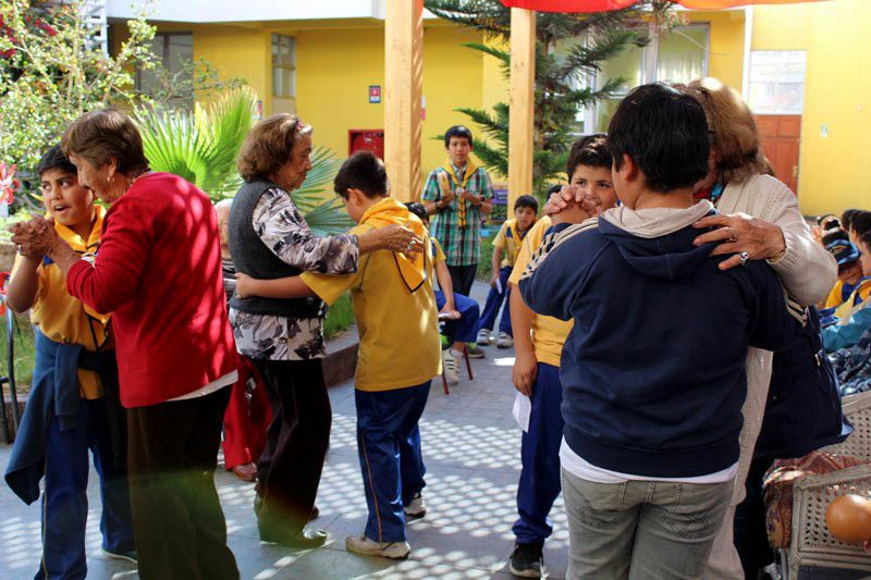 Infancia Misionera Salesiana regaló un grato momento a abuelitos de Iquique