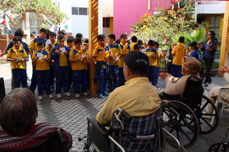 Infancia Misionera Salesiana regaló un grato momento a abuelitos de Iquique