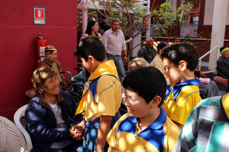 Infancia Misionera Salesiana regaló un grato momento a abuelitos de Iquique