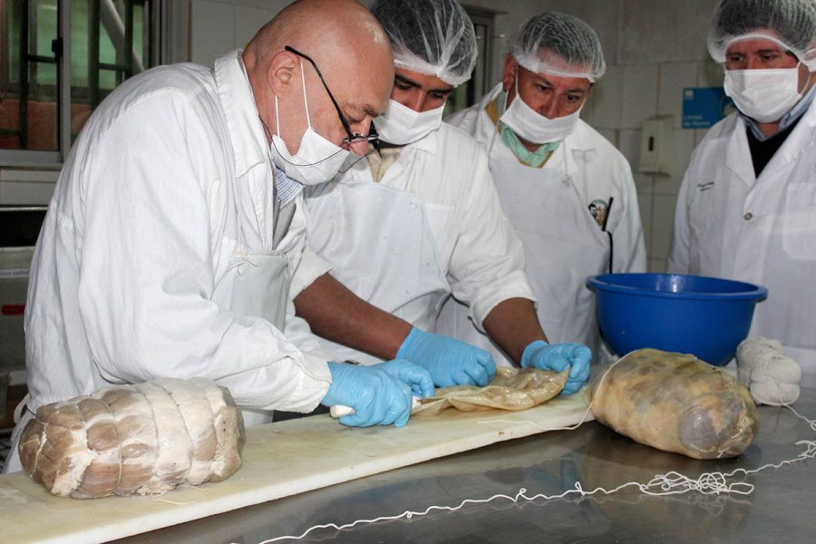 Escuela Agrícola Salesiana de Linares participó en curso de norcinería en la tierra de Don Bosco