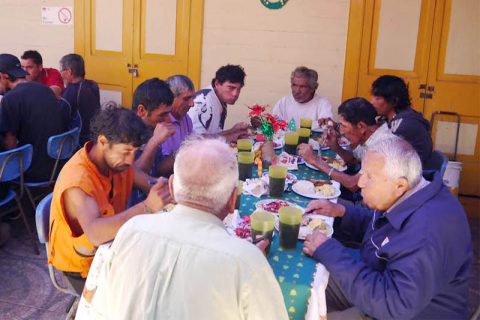 Amigos en situación de calle de Iquique tuvieron almuerzo navideño en Santuario Sagrado Corazón de Jesús