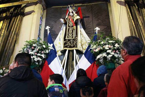 Miles de fieles celebraron a la Virgen del Carmen en Santuario Nacional de Maipú