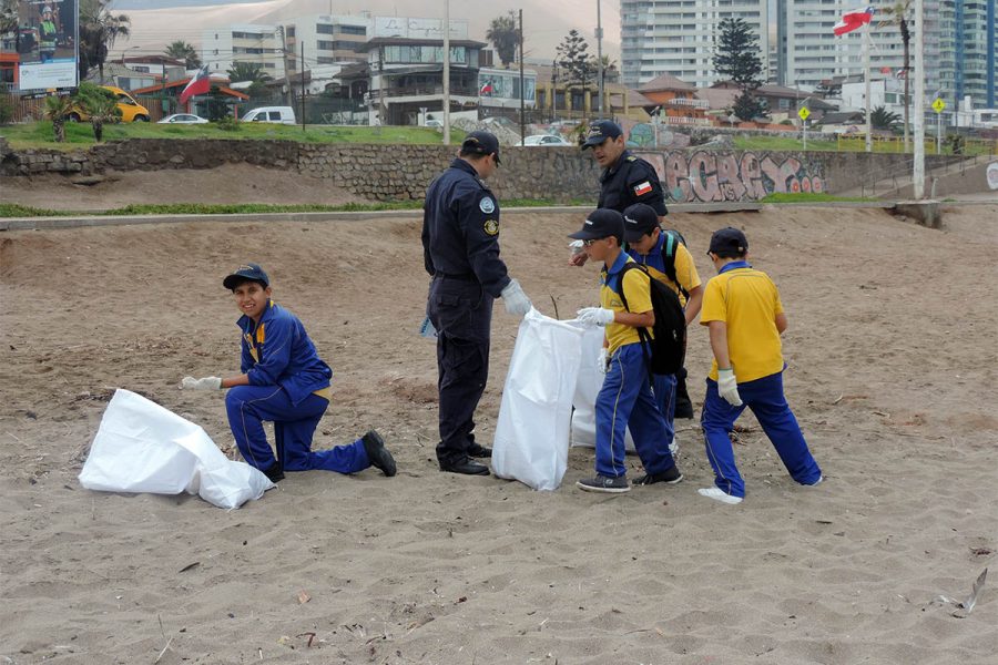 Alumnos del Colegio Don Bosco de Iquique se suman al Día Internacional de Limpieza de Playas