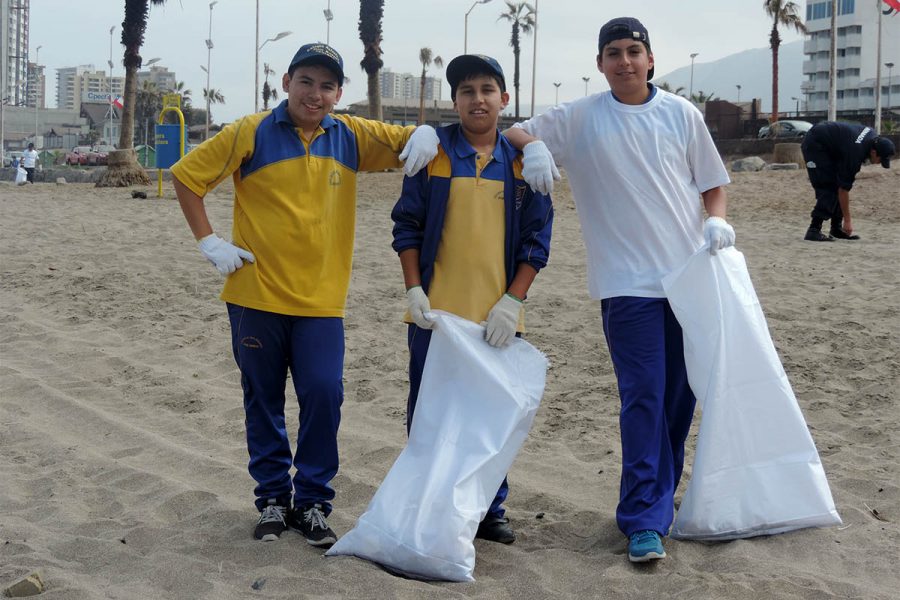 Alumnos del Colegio Don Bosco de Iquique se suman al Día Internacional de Limpieza de Playas