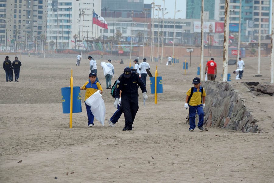 Alumnos del Colegio Don Bosco de Iquique se suman al Día Internacional de Limpieza de Playas