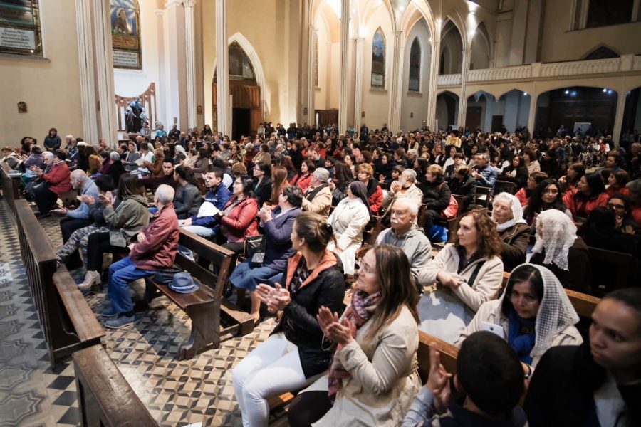 María Auxiliadora, cuida de nuestra Iglesia