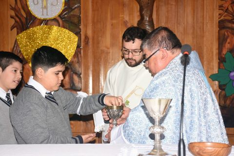 Niños cobijados en la fe de Jesucristo