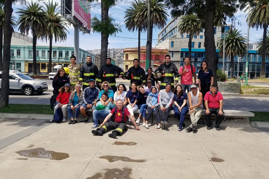 Fundación Don Bosco visita a bomberos de Valparaíso