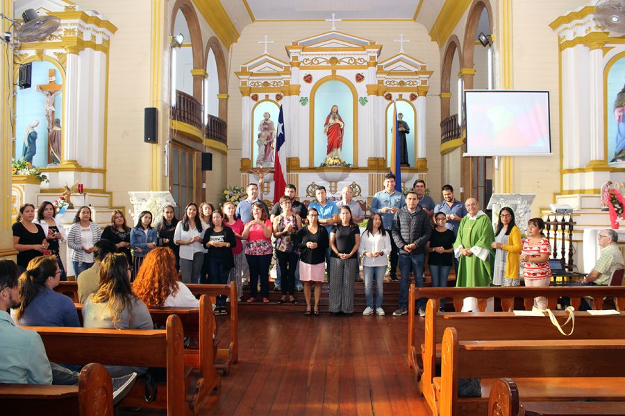 Colegio de Iquique da bienvenida al personal en nuevo año escolar