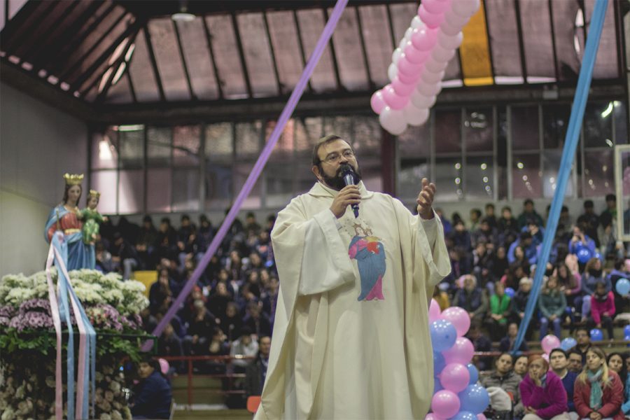 Imitar el ejemplo de María y estar al servicio de los demás