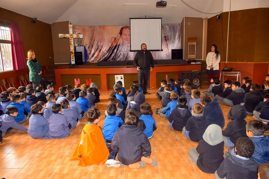 P. Carlo Lira visita Colegio Salesiano Camilo Ortúzar Montt