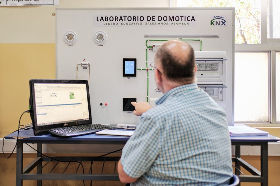 Capacitación docentes técnico profesional: Una actualización a nuevas tecnologías