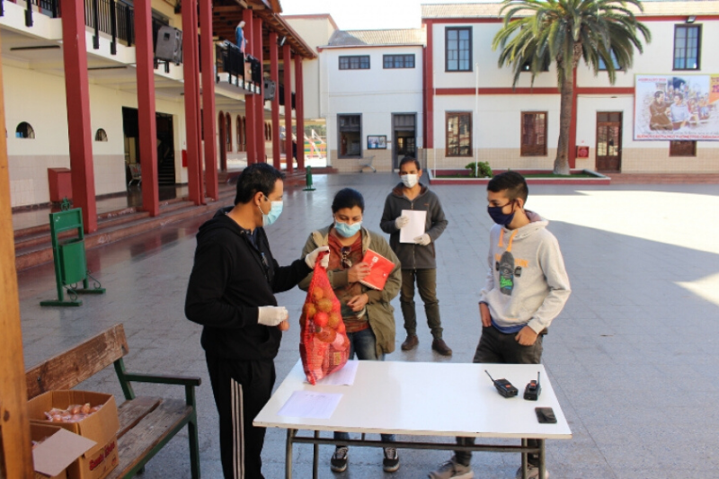 Entrega de alimentación y educación a distancia en Salesianos La Serena