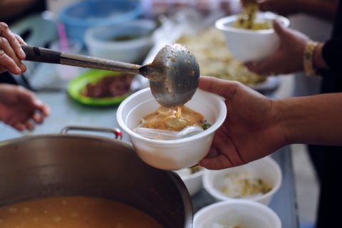 Ollas comunes siempre cabe uno más en la mesa