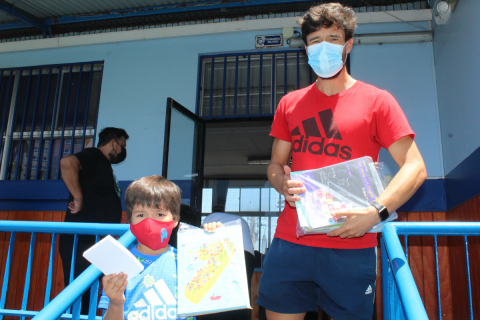 Entrega de textos escolares en colegio Don Bosco Iquique