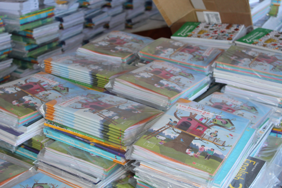 Entrega de textos escolares en colegio Don Bosco Iquique