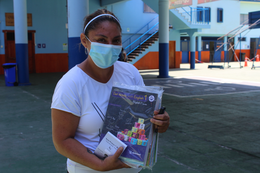 Entrega de textos escolares en colegio Don Bosco Iquique