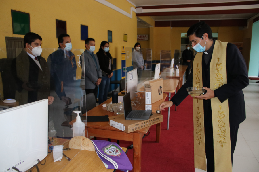 Salesianos Concepción entrega ayuda tecnológica a estudiantes